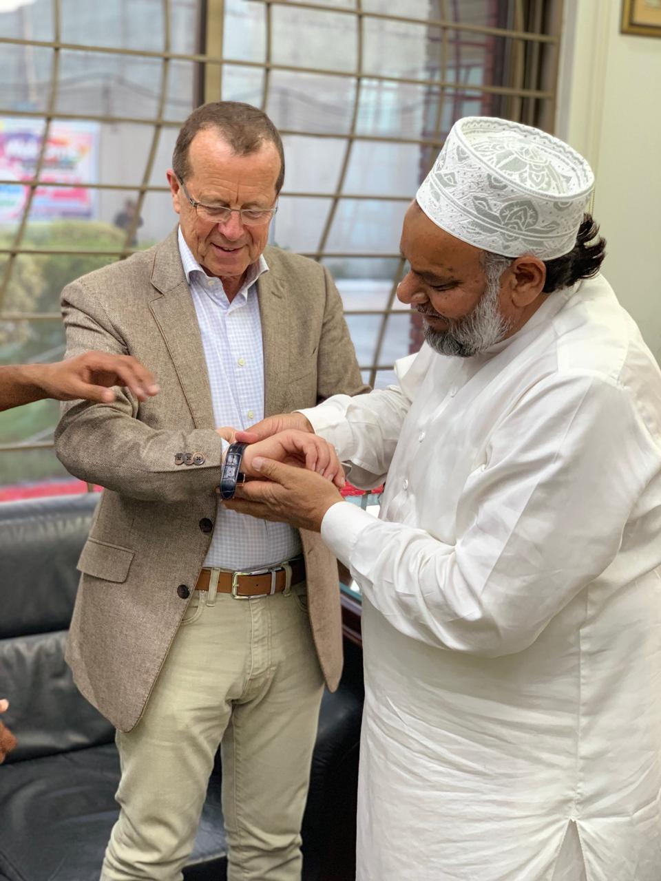 Chairman Muhammad Arshad presenting a gift to Ambassador Martin Kobler.