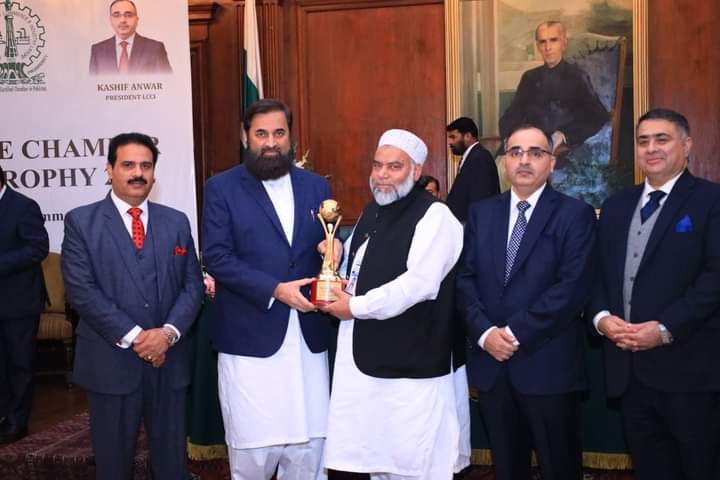 Muhammad Arshad receiving the 5th LCCI Export Trophy from the Governor of Punjab at the Governor's House, Lahore.